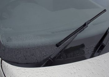 Poucos sabem: qual a função dos pontinhos no vidro do carro?