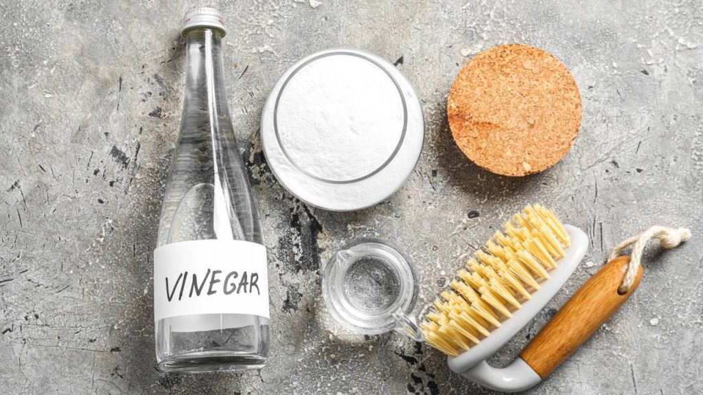 Como usar vinagre e água oxigenada para limpar de forma eficaz e segura