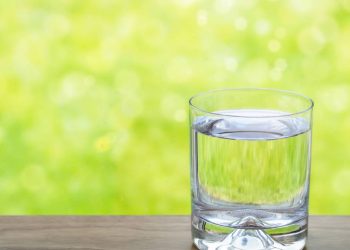 Por que colocar um copo com vinagre perto da janela virou hábito em muitas casas