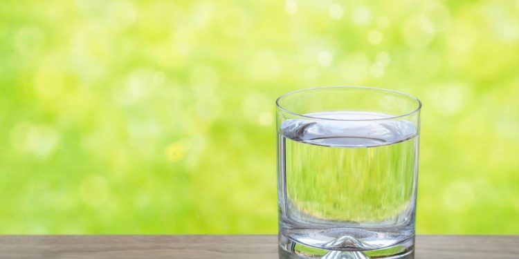 Por que colocar um copo com vinagre perto da janela virou hábito em muitas casas