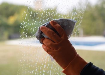 Por que usar vinagre nos trilhos das janelas pode facilitar a limpeza