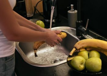 Não lavar essa fruta tão comum pode esconder um perigo silencioso no seu dia a dia