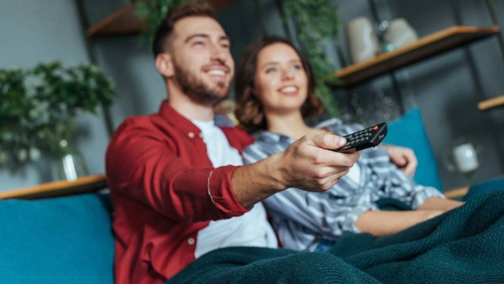 Veja quanto custa uma televisão com bom custo-benefício em 2025 e encha seu carrinho