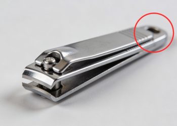 O furo no cortador de unhas tem alguma utilidade ou é apenas enfeite?