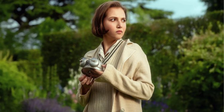 Cena da série Os Sete Relógios de Agatha Christie (2026), também conhecido como The Seven Dials Mystery – Fonte: Netflix / 72 Films (uma empresa Fremantle); Orchid Pictures; Agatha Christie Limited