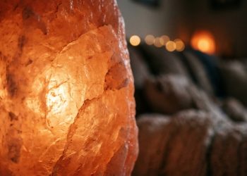 Como o banho de luz baixa à noite faz você dormir igual um bebê
