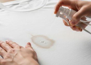 O truque do vinagre que tira mancha de roupa branca em 5 minutos