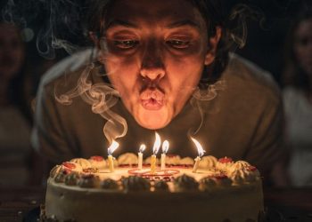 Poucos sabem: por que assopramos as velas do bolo de aniversário?
