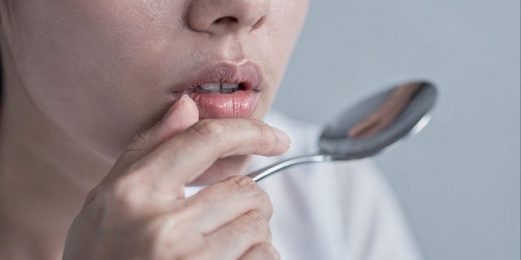 Gosto de “sangue” na boca: o que o seu corpo está tentando te avisar?