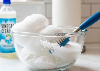 Por que essa combinação simples virou o “coringa” da limpeza pesada?