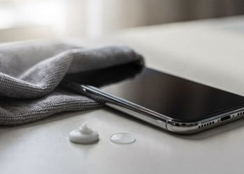 A técnica caseira que deixa a tela do celular como nova sem arranhões