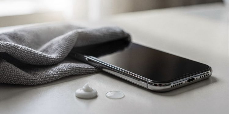 A técnica caseira que deixa a tela do celular como nova sem arranhões