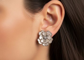 O acessório floral que virou protagonista nos looks da estação mais quente do ano