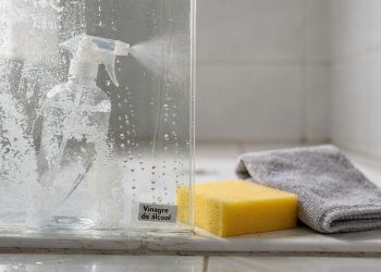 Aprenda como resolver o calcário no box com um único produto em 5 minutos