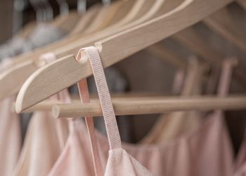 Poucos sabem: qual é a verdadeira função dos entalhes nos cabides?