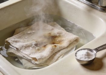 Truque de 5 minutos que derrete a gordura dos panos de prato sem esfregar