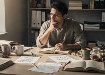 Sua mesa vive bagunçada? A psicologia revela que isso indica inteligência acima da média