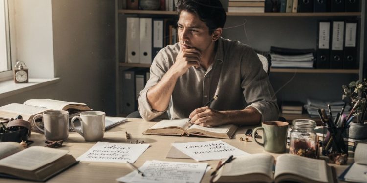 Sua mesa vive bagunçada? A psicologia revela que isso indica inteligência acima da média