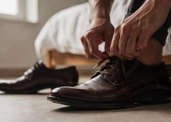 Poucos sabem: o que significa começar a se vestir sempre pelo pé direito?