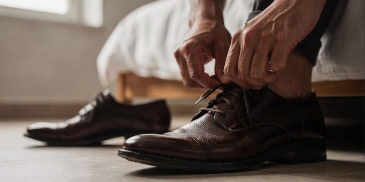 Poucos sabem: o que significa começar a se vestir sempre pelo pé direito?