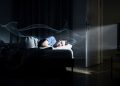 Luz acesa à noite: o hábito comum que afeta seu sono profundo e seu equilíbrio mental
