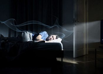 Luz acesa à noite: o hábito comum que afeta seu sono profundo e seu equilíbrio mental