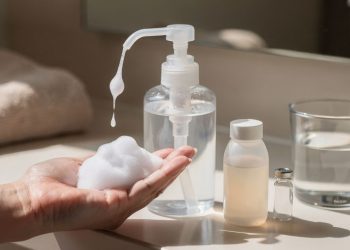 Pare de gastar dinheiro atoa! Com apenas 2 produtos fiz a espuma demaquilante caseira