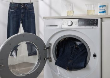 Passos simples e reais para lavar e secar seu jeans sem desbotar
