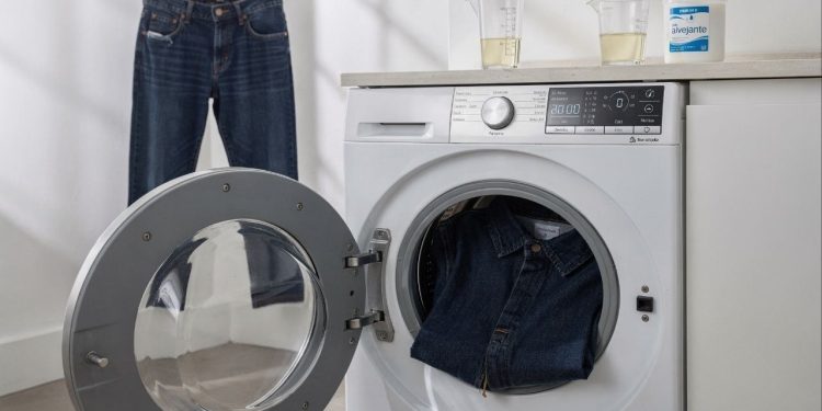 Passos simples e reais para lavar e secar seu jeans sem desbotar