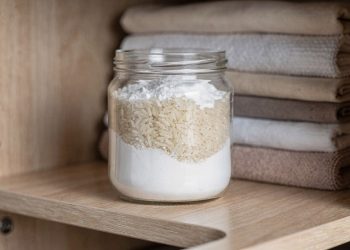 Truque simples com 2 ingredientes para acabar com o cheiro de mofo em casa