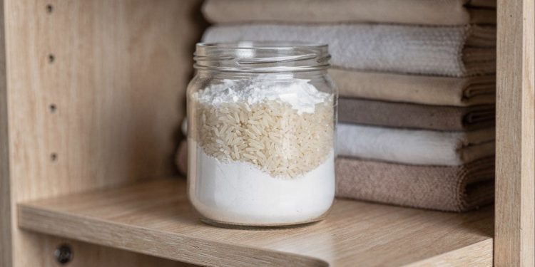 Truque simples com 2 ingredientes para acabar com o cheiro de mofo em casa