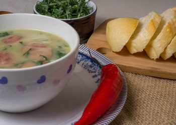 Caldo verde fácil com poucos ingredientes e sabor de comida caseira
