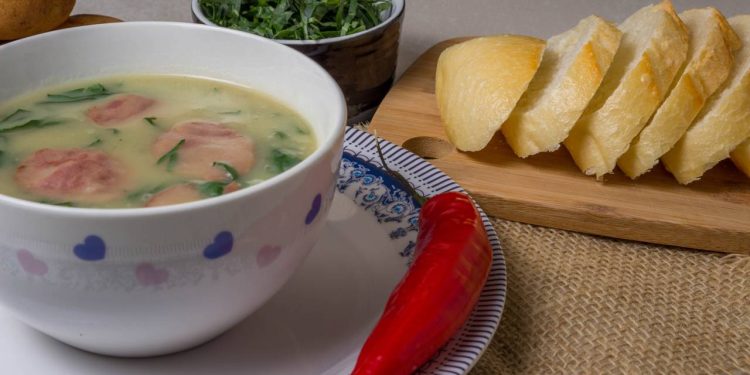 Caldo verde fácil com poucos ingredientes e sabor de comida caseira