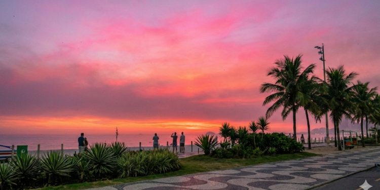 O motivo encantador pro céu fica rosa no final da tarde