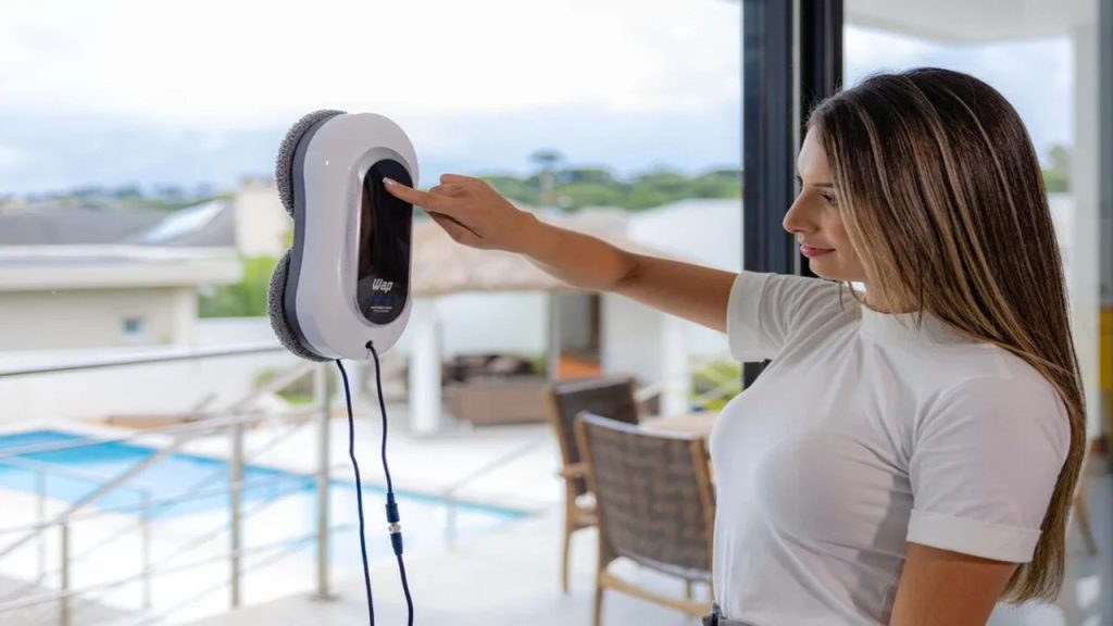 Robô limpa-vidros vira aliado silencioso da casa e muda a forma de lidar com janelas difíceis