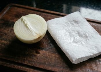 Como cortar cebola sem chorar nadinha usando apenas um guardanapo