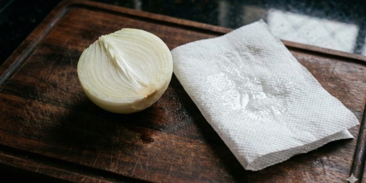 Como cortar cebola sem chorar nadinha usando apenas um guardanapo