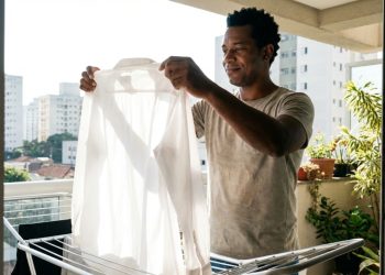 Como tirar aquele amarelado das roupas brancas usando só dois ingredientes de cozinha