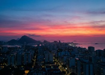 Por que o céu fica rosa se ele é azul? Pera aí, como ele é azul se o espaço é preto?