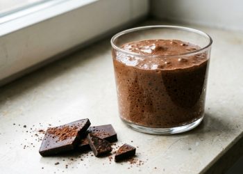 O mousse de chocolate de 2 ingredientes que fica pronto num piscar de olhos e não vai açúcar