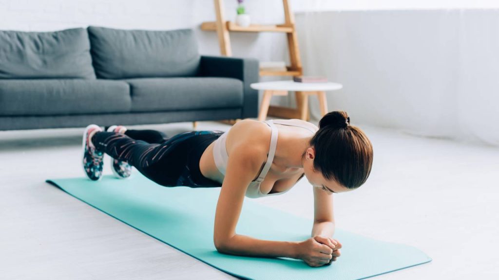 Exercício simples que fortalece, protege a coluna e muda seu dia em minutos
