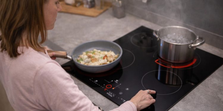 Por que o cooktop por indução está mudando a rotina das donas de casa na cozinha?