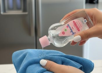 O truque com óleo de bebê que limpa superfícies de inox
