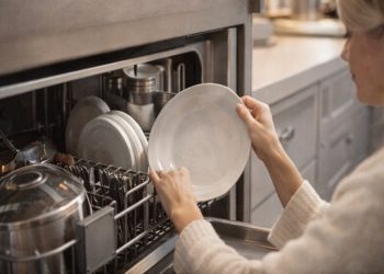 Por que cada vez mais casas estão apostando na máquina lava-louças?