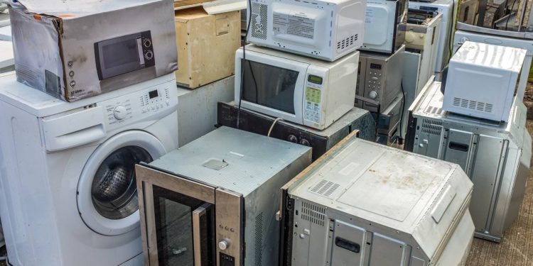 Muitos objetos modernos inventados por acidente que usamos hoje, como o micro-ondas e a penicilina, nasceram de erros grotescos, distrações ou falhas que, nas mãos de cientistas curiosos, se transformaram em revoluções tecnológicas - Créditos: depositphotos.com / mrdoomits