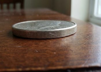 Por que as moedas têm serrinha na borda