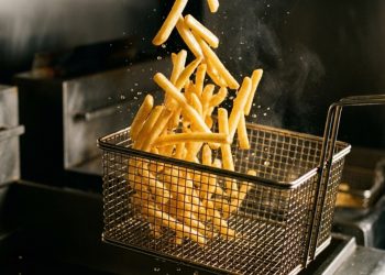 O jeito certo de fritar batata congelada pra ela ficar igualzinha à do fast food