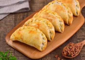 Pastel de forno crocante: receita simples e massa fácil para qualquer recheio