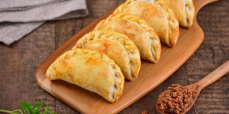 Pastel de forno crocante: receita simples e massa fácil para qualquer recheio