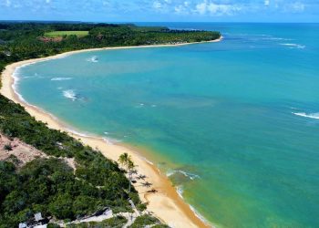 Esse vilarejo da Bahia que preserva o restante do século XVIII e praias de águas mornas